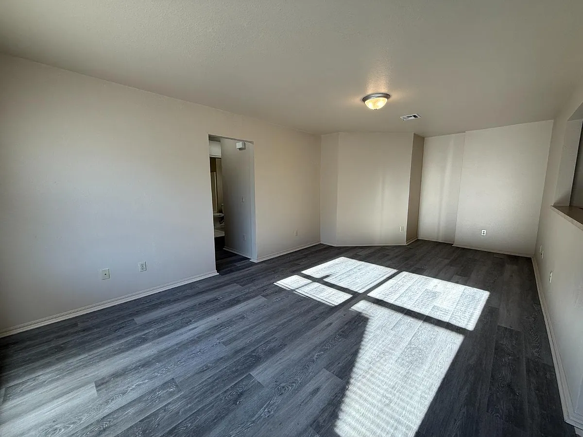 Unit Photo - 13 Lombardy Pl