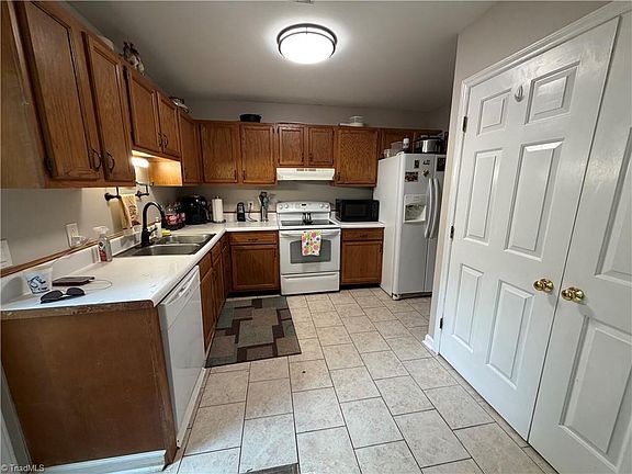 5th image of 605 Sir Knight Ct