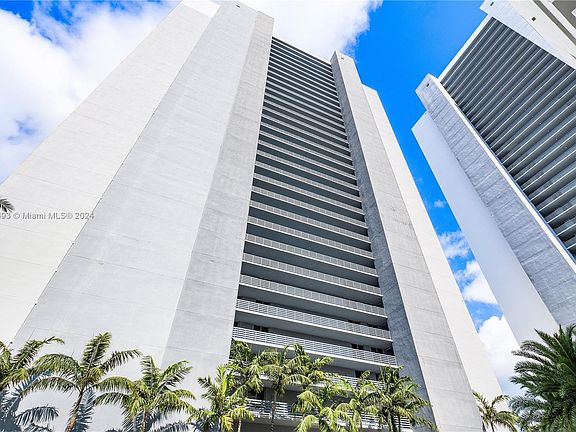 2nd image of 16385 Biscayne Blvd #1816