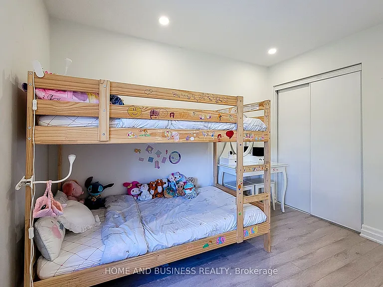 2374 Baintree Cres — Photo 25