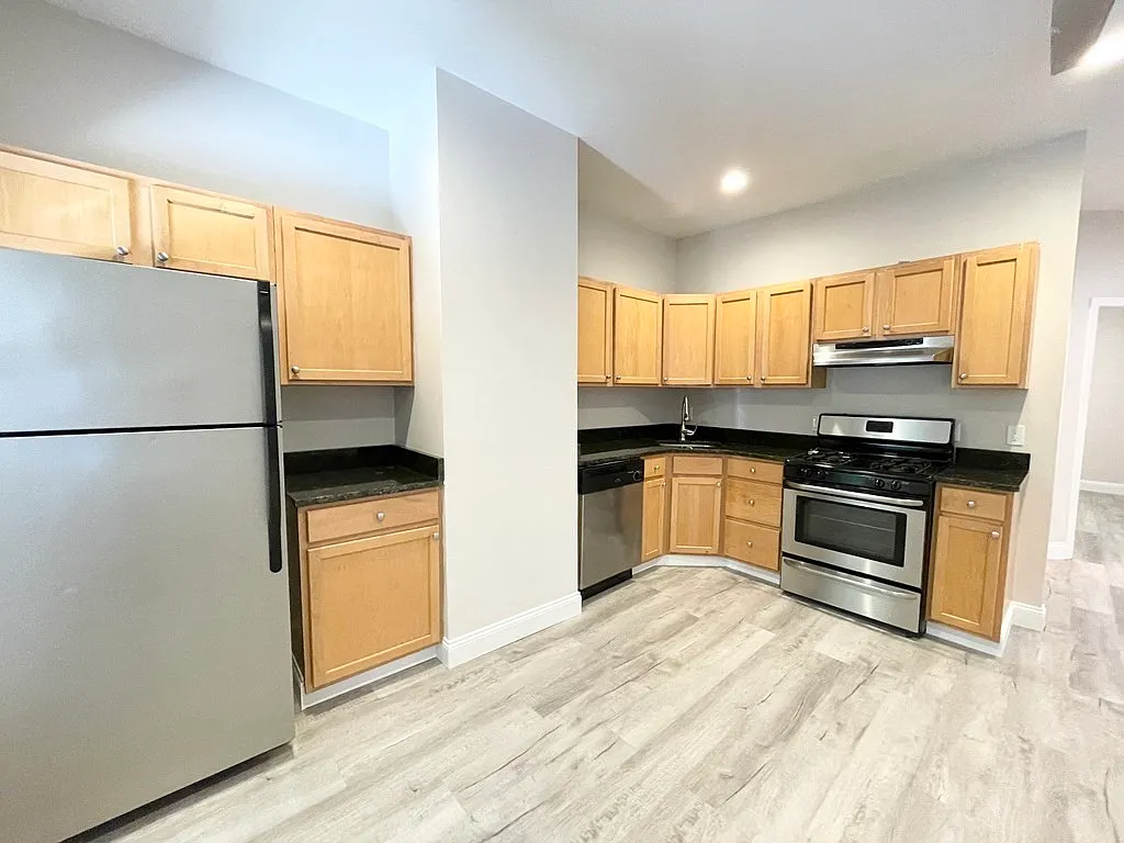 Building Photo - 176 Bolton St #1