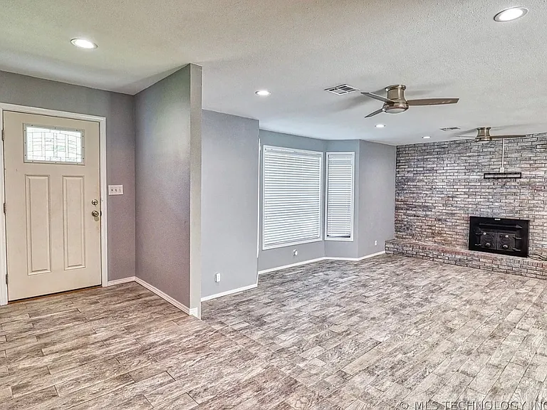 107 Hillside Ln — Photo 3