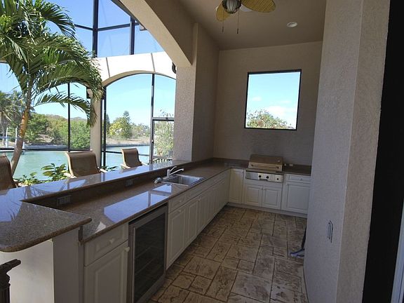 Outdoor Kitchen / Bar