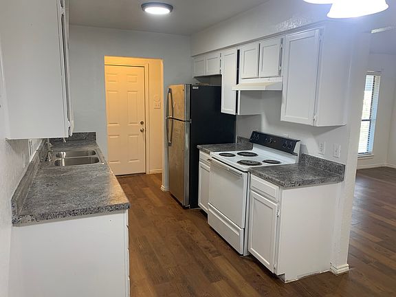 3rd image of 2825 Ridgecrest Dr