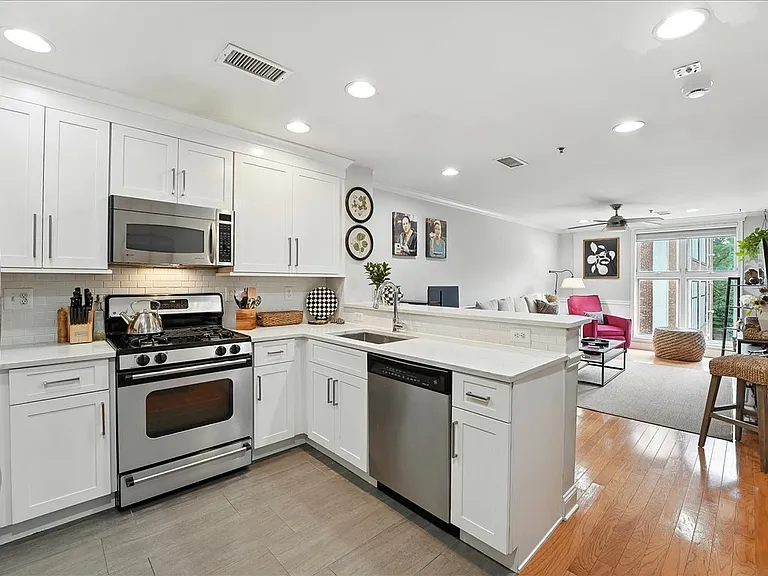 812 Grand St #412 — Photo 14