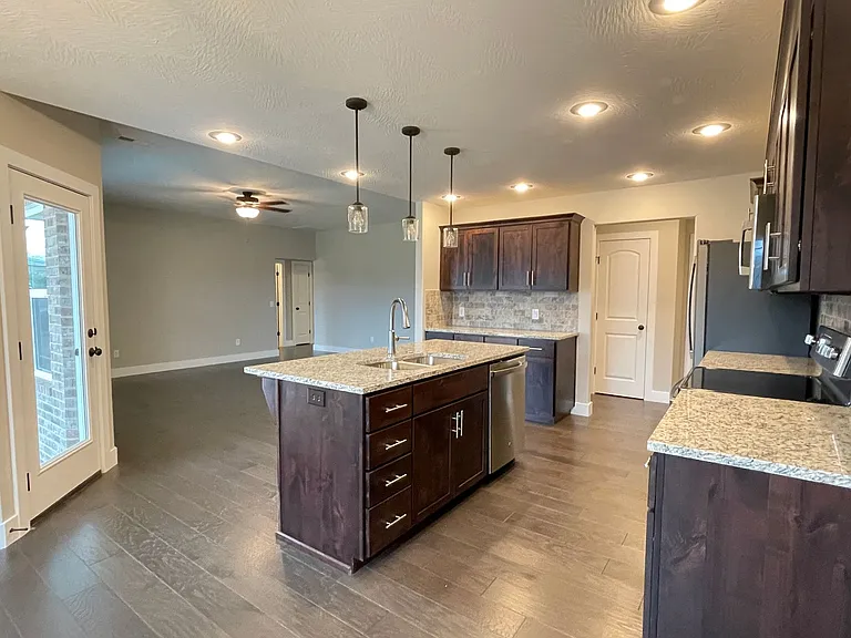 6002 S Iris Ln — Photo 4
