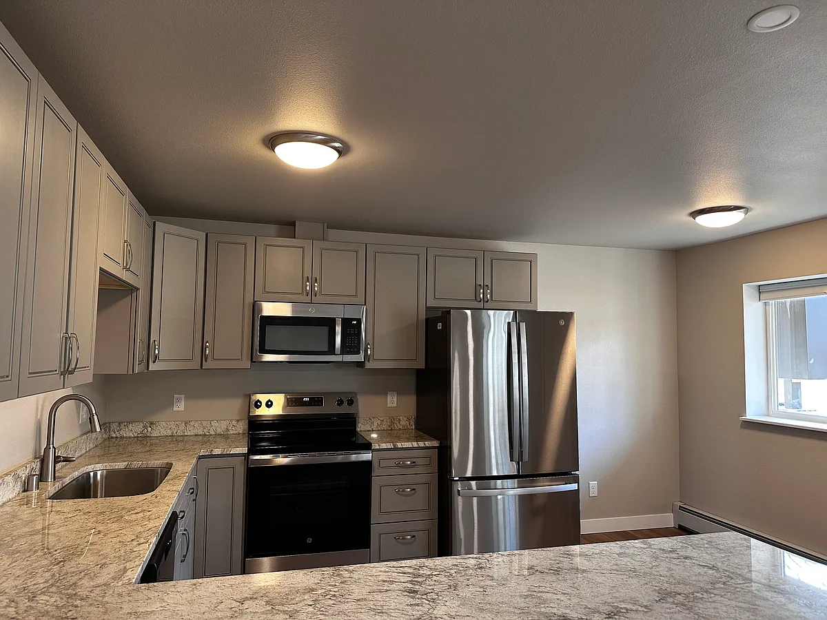 Building Photo - 221 E 12th Ave #15
