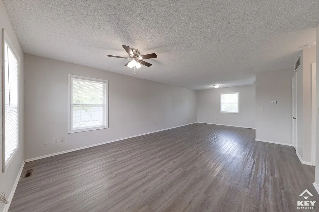 2 bed, 1.5 bath, 1145 sqft, $1,050 — Photo 4