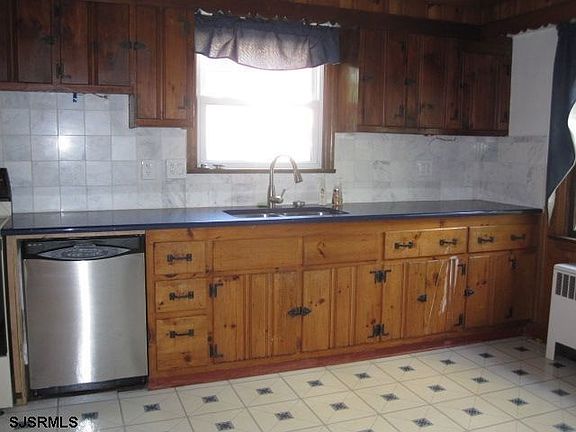 3rd image of 410 Richmond Cir