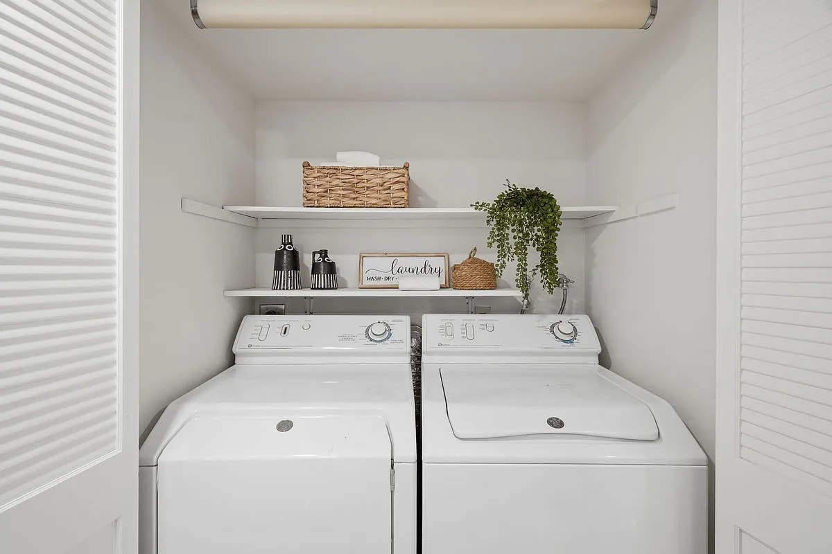 2 bed, 1.5 bath, 1129 sqft, $5,800 — Photo 3