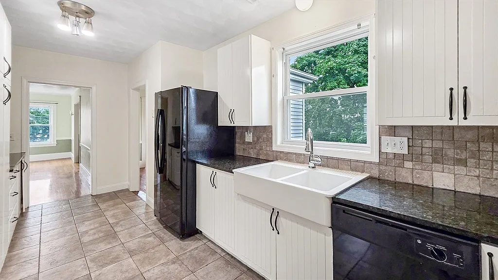 3 bed, 2.0 bath, 1900 sqft, $3,400 — Photo 2