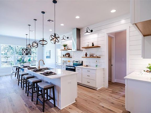 5th image of 102 Eton Ln