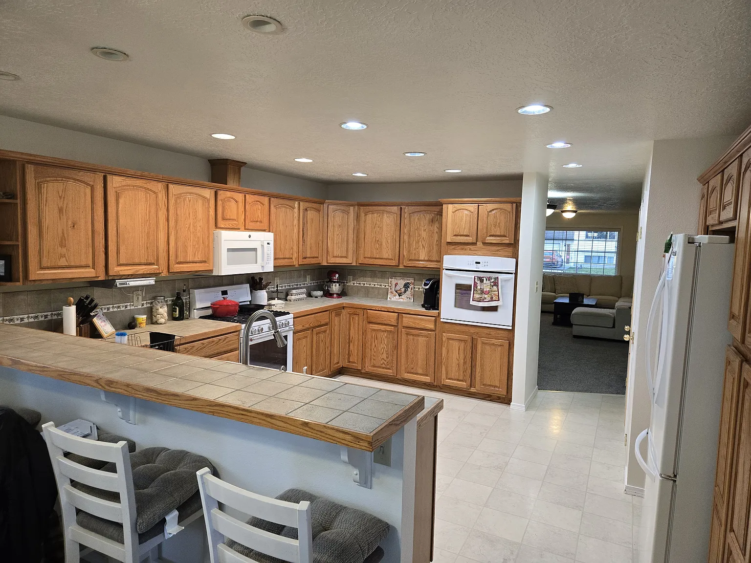 3 bed, 1960 sqft, $3,000 — Photo 3