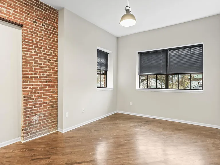 Lombard Commons — Photo 20