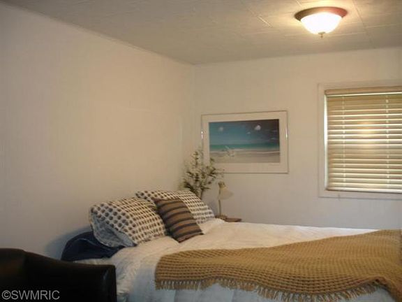 4th image of 54613 Park Ln