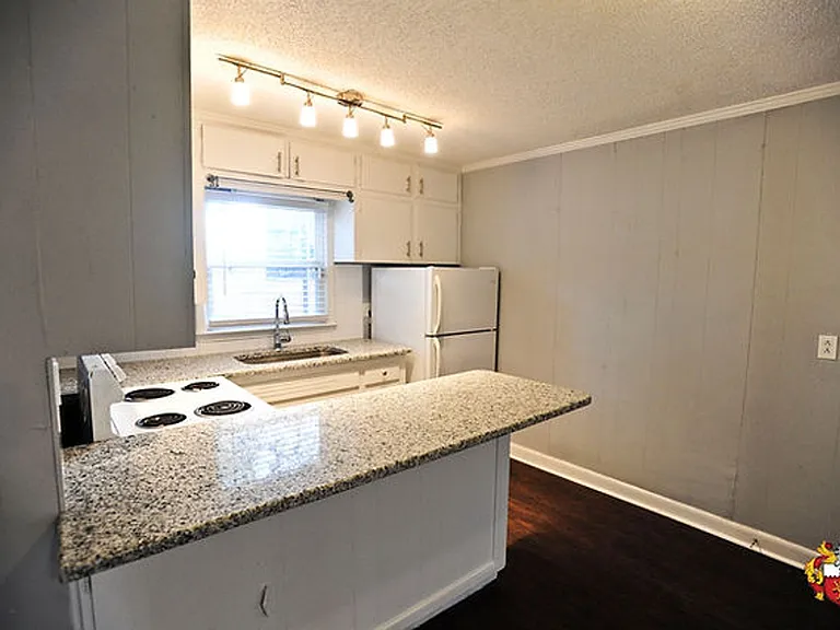 438 S Hawthorne Rd — Photo 15