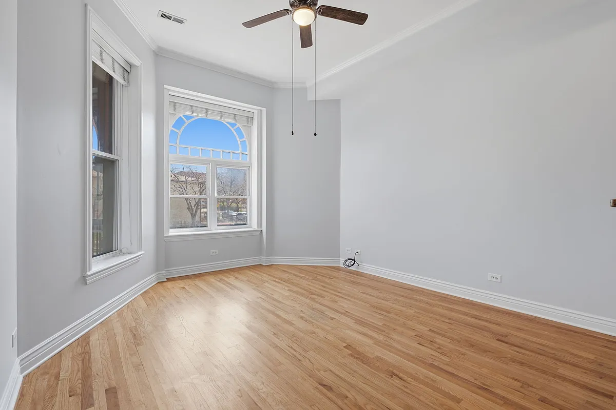 Building Photo - 3154 S Prairie Ave #1