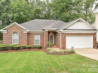 5607 Oak Dr, Charlotte, NC 28216