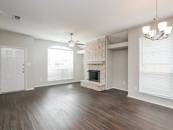 4th image of 935 Crestwood Dr