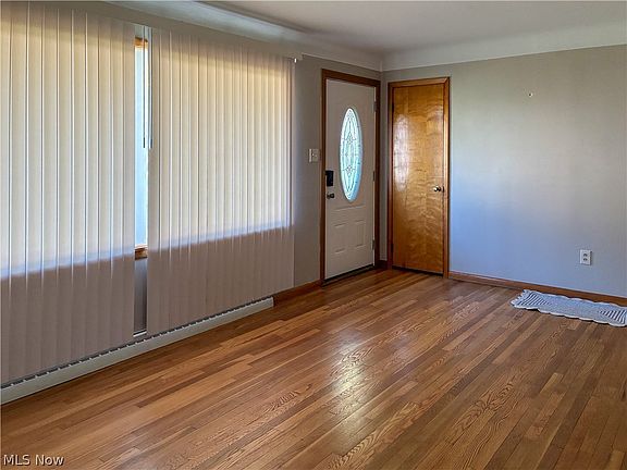 3rd image of 907 Fenton St