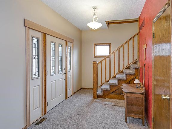 4th image of 304 S Martinson St