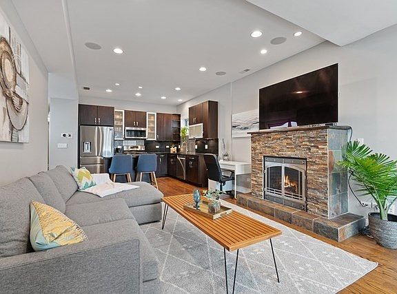 4th image of 2438 W Bloomingdale Ave #2