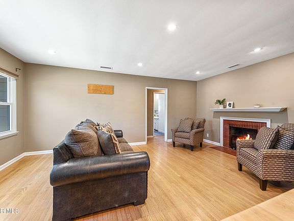 3rd image of 6430 Hayvenhurst Ave