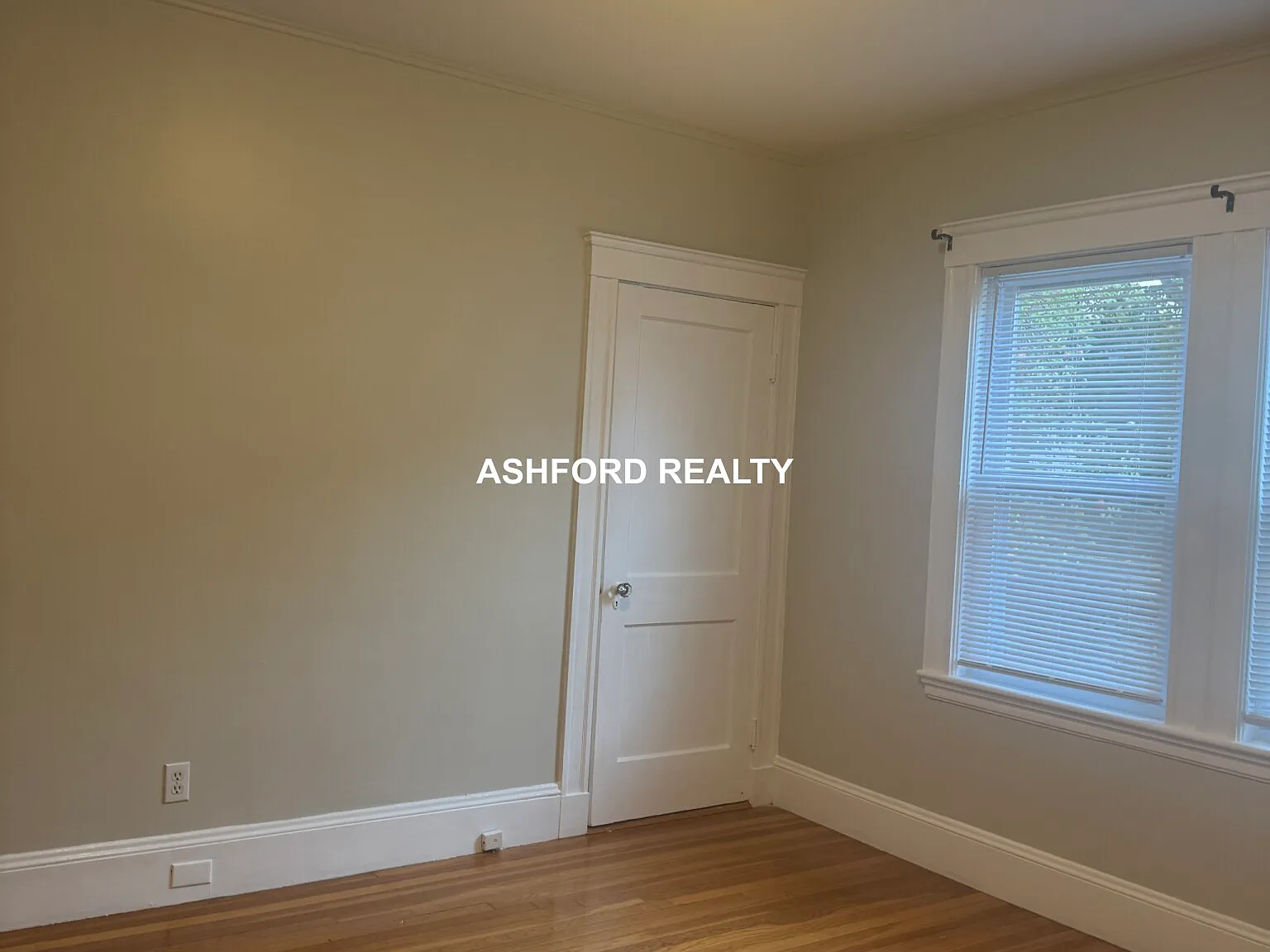 3 bed, 1.0 bath, $3,300 — Photo 2
