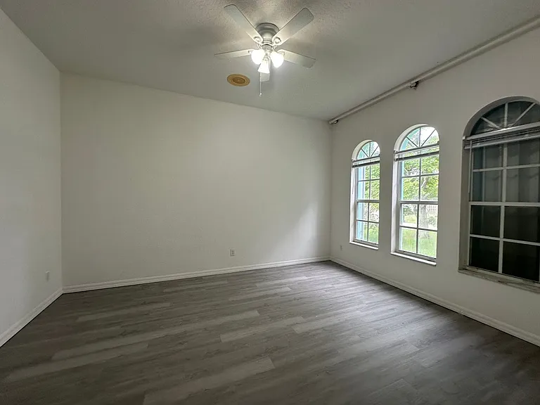 815 Nelson Ave NE — Photo 2