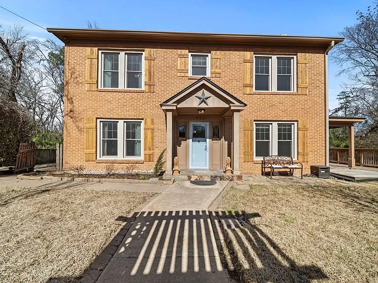 210 E Dobbs St — Photo 3