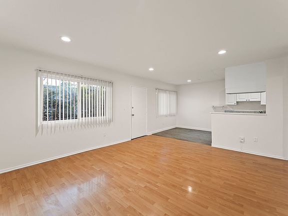 3rd image of 5738 Woodman Ave #1