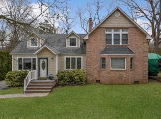 16 Harned Dr, Centerport, NY 11721