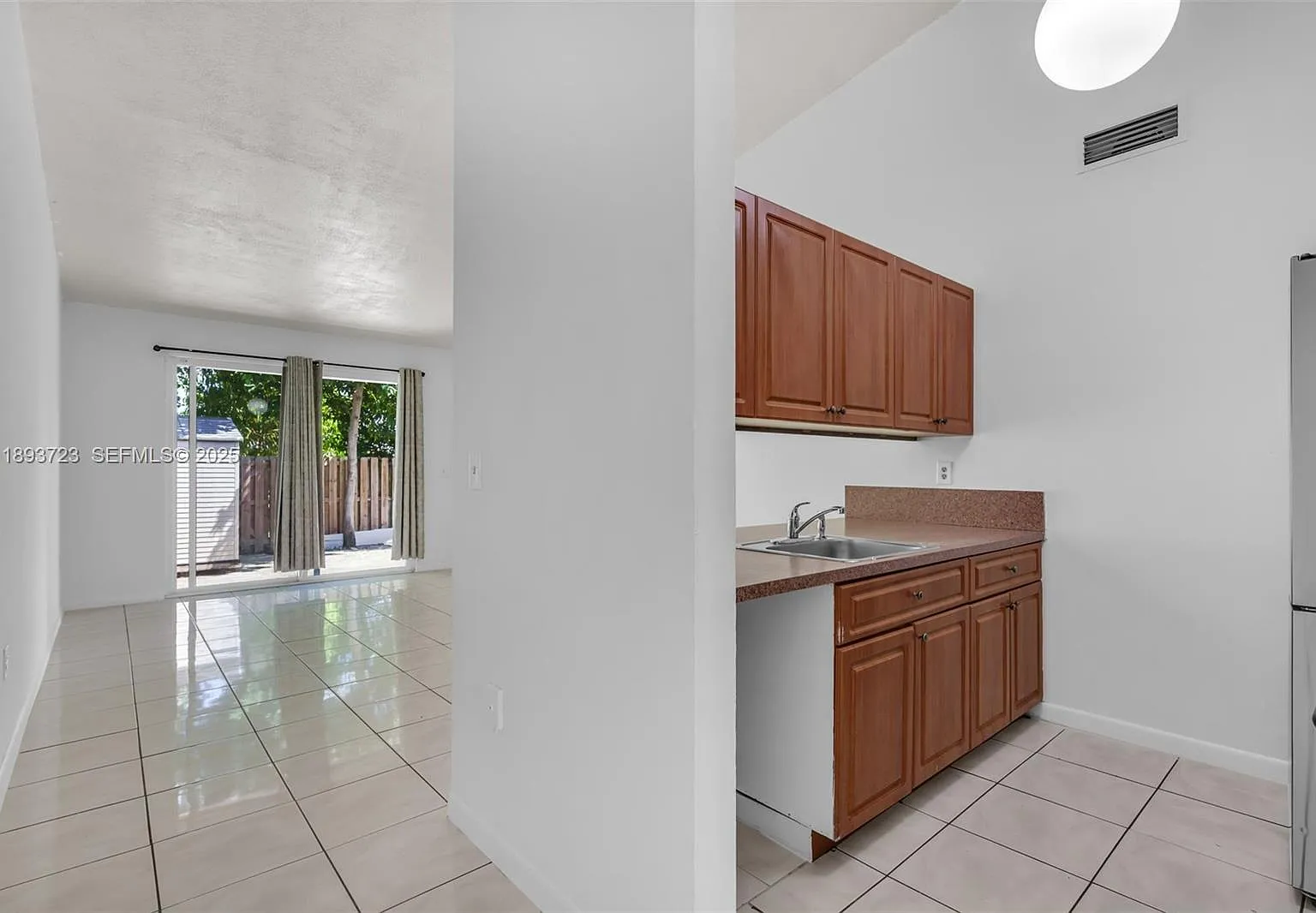 3 bed, 1093 sqft, $2,700 — Photo 2