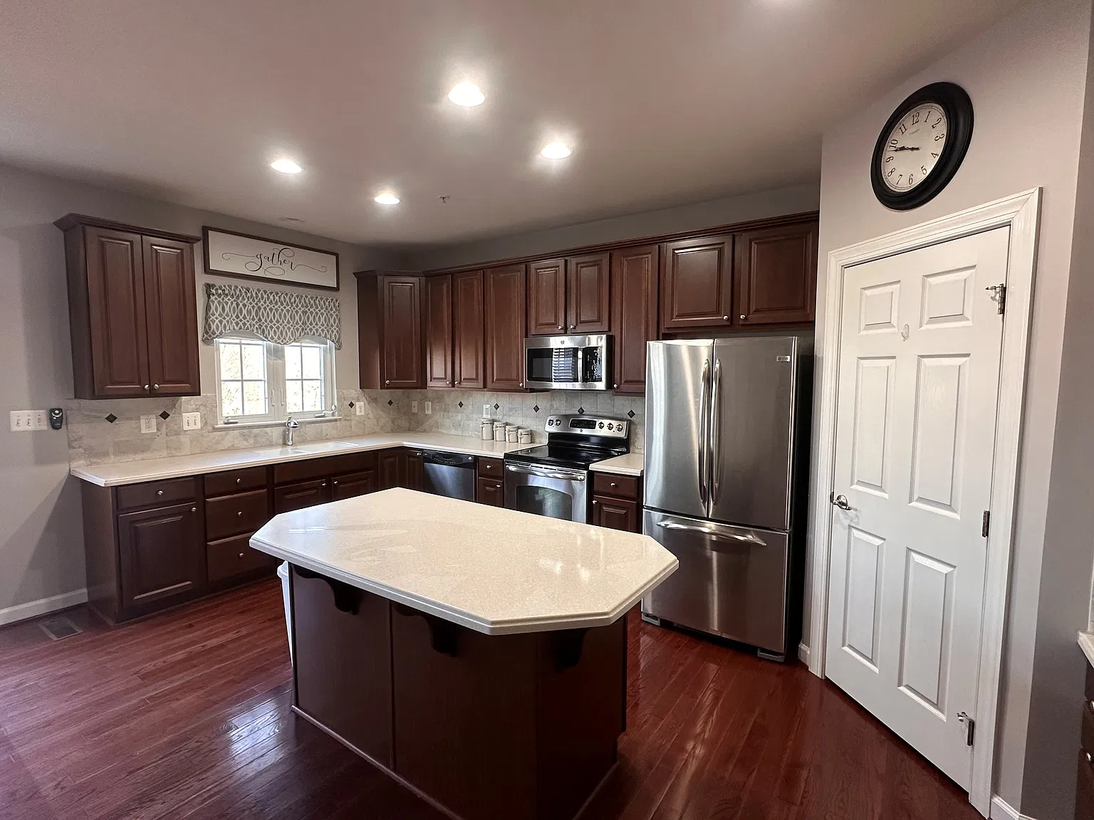 3 bed, 1960 sqft, $3,000 — Photo 3