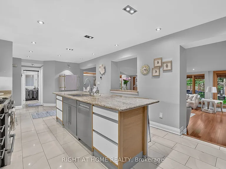 35 Brightbay Cres — Photo 14