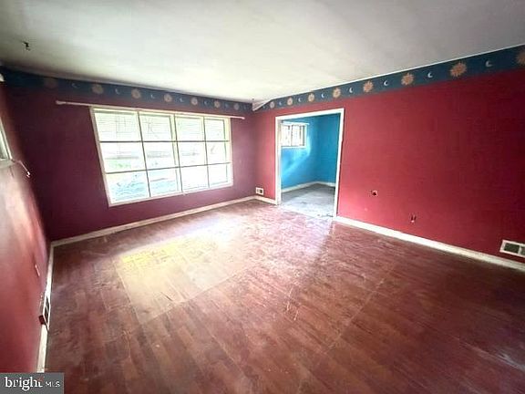 3rd image of 7840 Daniels Ave