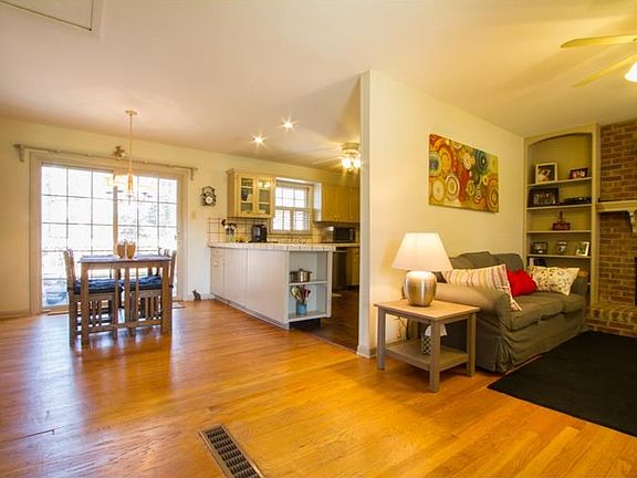 3rd image of 2321 Carrington Way SE