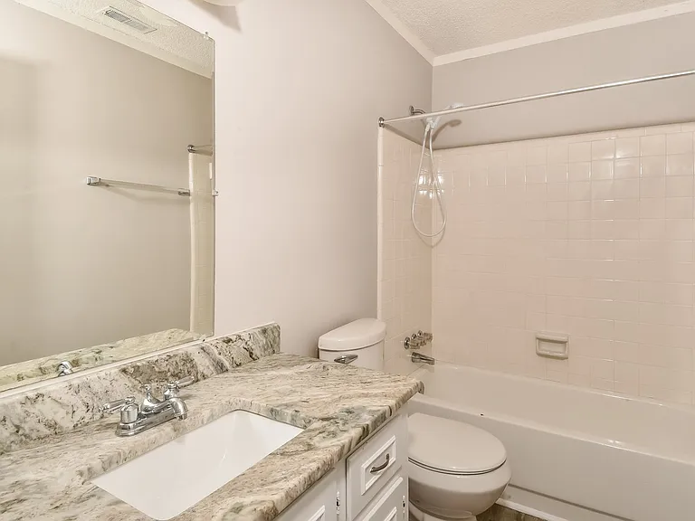 6915_029_bathroom_13246736.jpg