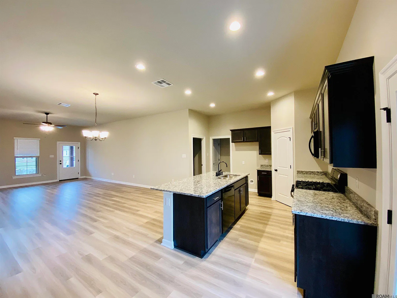 4 bed, 1875 sqft, $2,195 — Photo 4