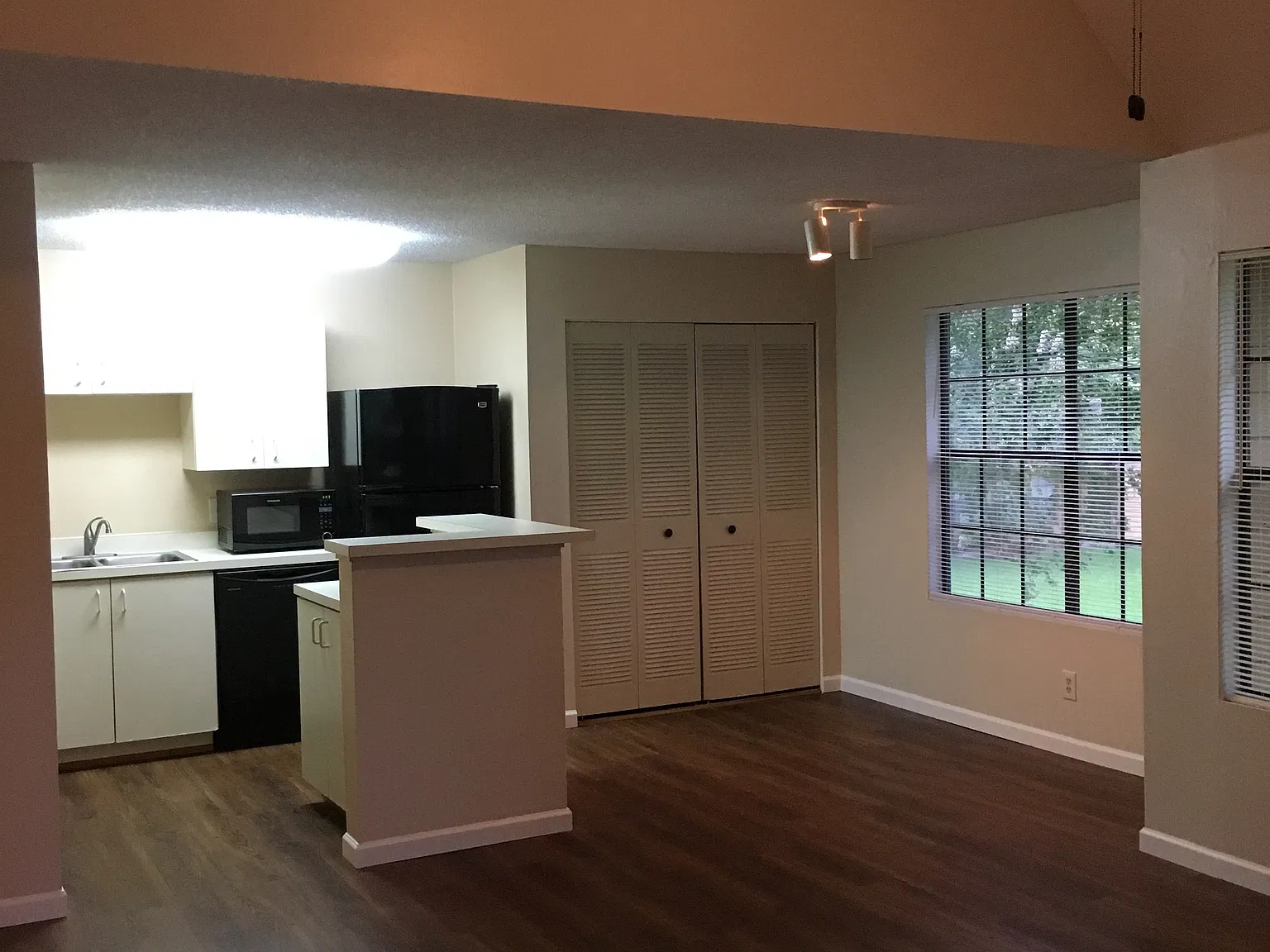 1 bed, 704 sqft, $1,300 — Photo 4