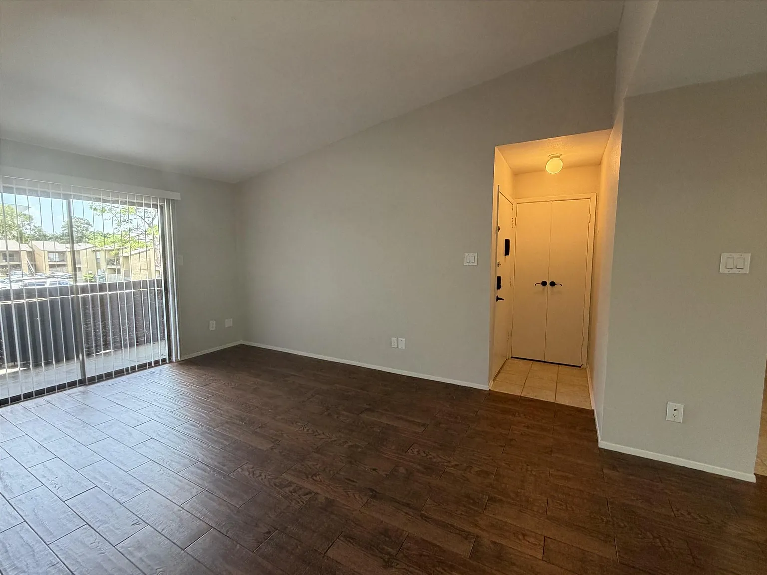 2 bed, 1.5 bath, 869 sqft, $1,295 — Photo 3
