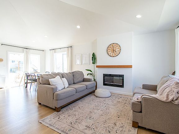 3rd image of 817 Cathy Dr W