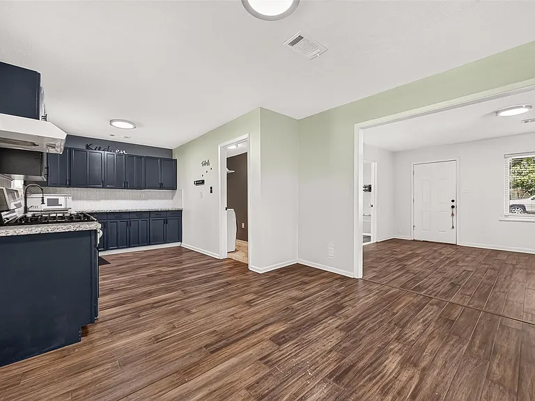 214 E Foley St — Photo 4