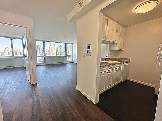 5th image of 350 W 43rd St APT 43E