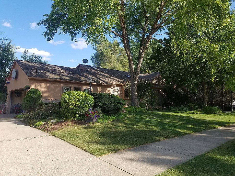 1st image of 515 Lakes Edge Dr