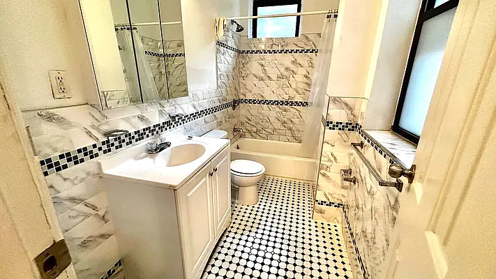 Rented by HOLTON REAL ESTATE INC. | media 9