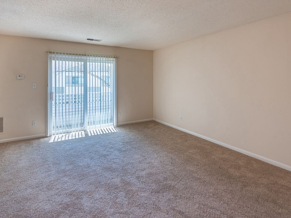 AshtonVillage-LivingRoom02
