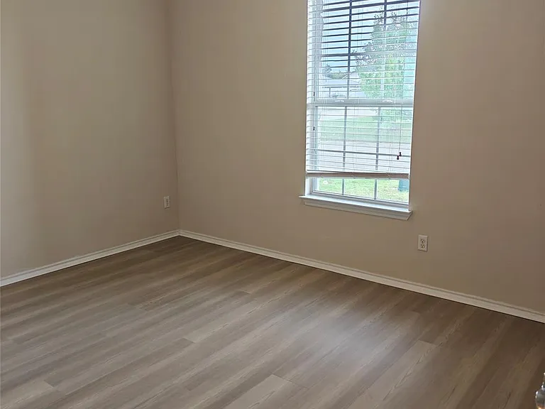 5610 Hopkins Dr — Photo 14