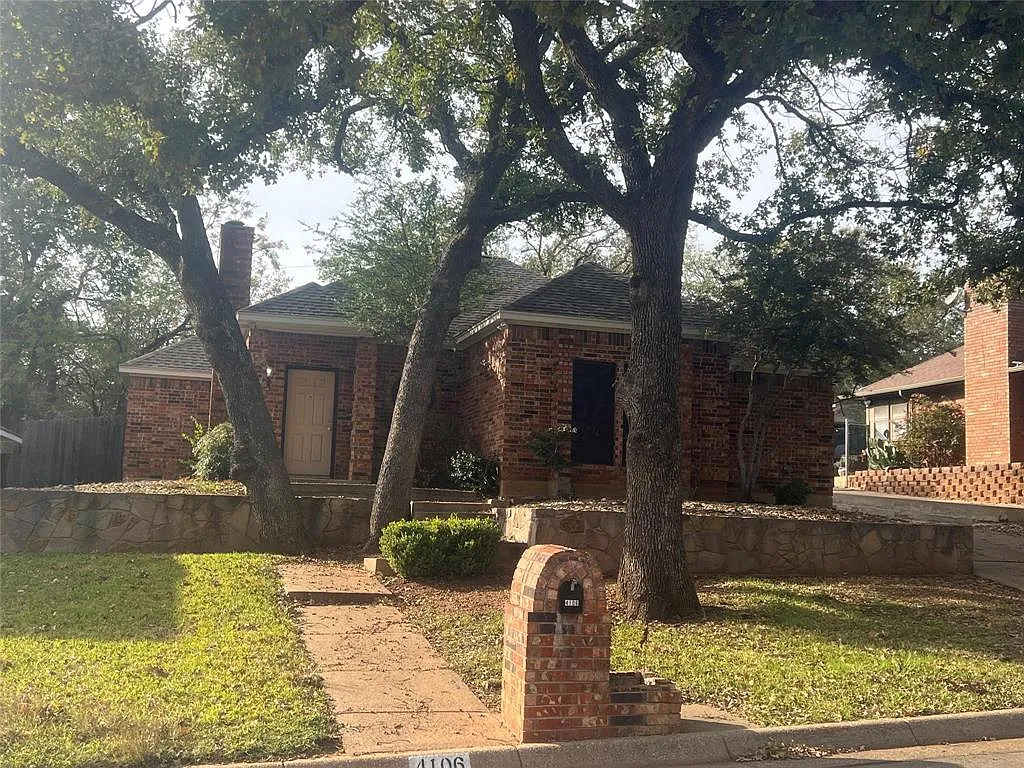 3 bed, 2.0 bath, 1765 sqft, $2,150 — Photo 2