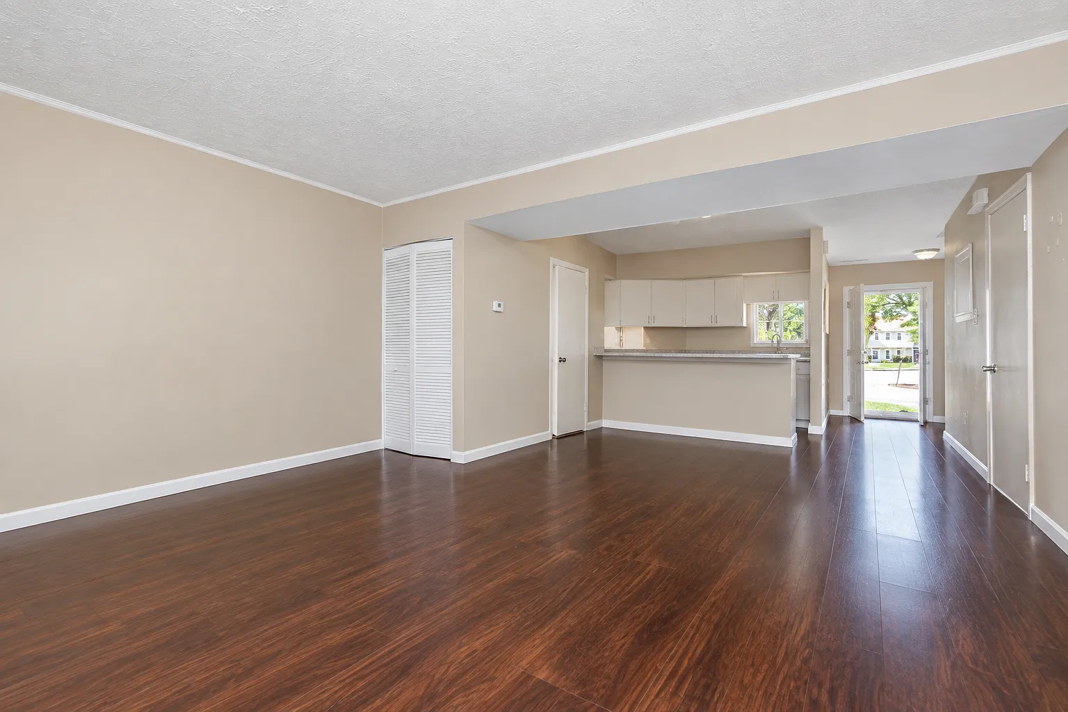 3 bed, 1.5 bath, 1178 sqft, $1,864 — Photo 4